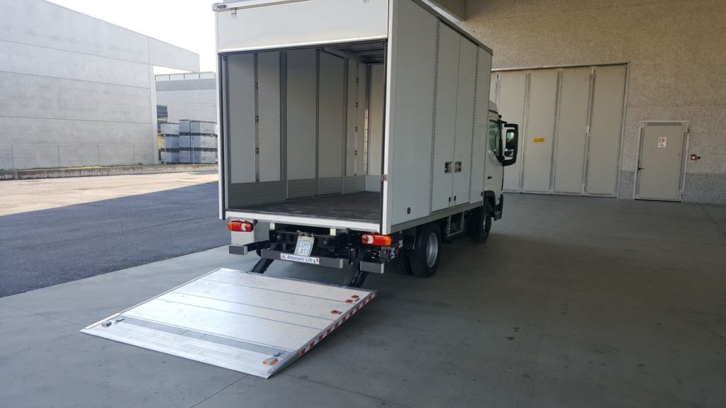 truck with tail lift for rent in dubai